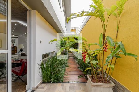 Casa à venda com 356m², 4 quartos e 2 vagas Casa à venda com 356m², 4 quartos e 2 vagasCorredor Lateral