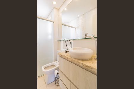 Banheiro de kitnet/studio à venda com 1 quarto, 42m² em São Sebastião, Porto Alegre