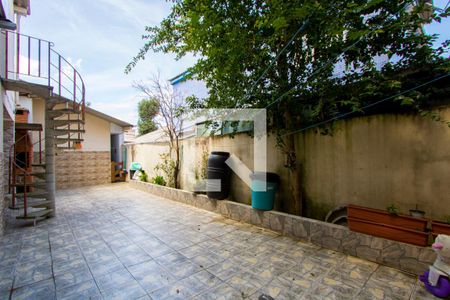 Casa à venda com 260m², 5 quartos e 4 vagas Casa à venda com 260m², 5 quartos e 4 vagasQuintal da casa 1 e 2