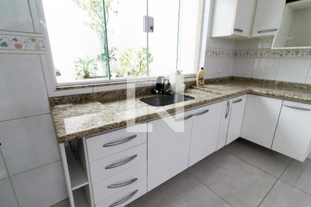 Casa à venda com 168m², 4 quartos e 4 vagas Casa à venda com 168m², 4 quartos e 4 vagasCozinha