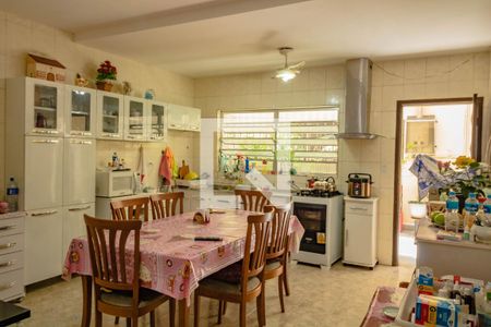 Casa à venda com 252m², 3 quartos e 5 vagas Casa à venda com 252m², 3 quartos e 5 vagasCozinha