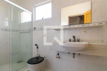 Casa de condomínio à venda com 330m², 3 quartos e 6 vagasBanheiro da suíte 3