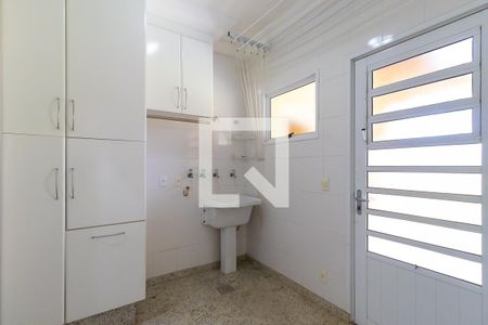 Casa de condomínio à venda com 330m², 3 quartos e 6 vagasÁrea de serviço
