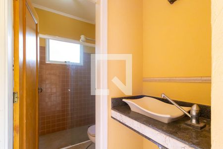 Casa de condomínio à venda com 330m², 3 quartos e 6 vagasBanheiro de serviço