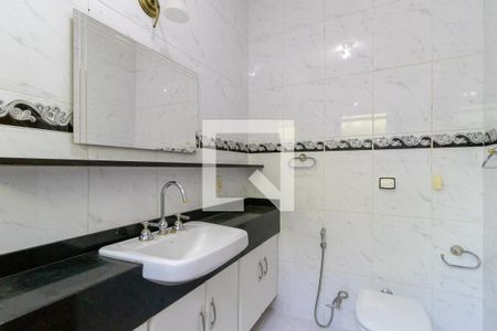 Casa de condomínio à venda com 330m², 3 quartos e 6 vagasBanheiro da suíte 1