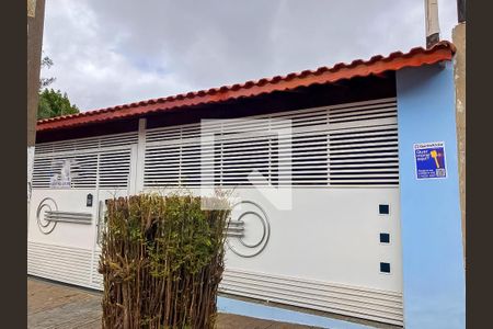Casa à venda com 250m², 3 quartos e 4 vagas Casa à venda com 250m², 3 quartos e 4 vagasFachada