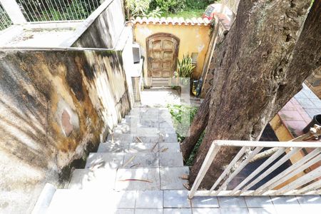 Casa à venda com 160m², 4 quartos e 2 vagasEscada