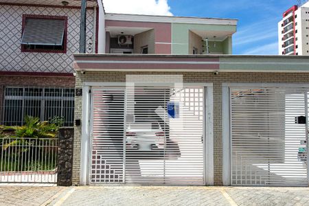 Casa à venda com 140m², 3 quartos e 2 vagas Casa à venda com 140m², 3 quartos e 2 vagasFachada