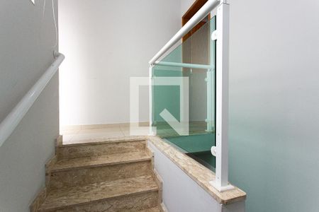 Casa à venda com 140m², 3 quartos e 2 vagas Casa à venda com 140m², 3 quartos e 2 vagasEscada