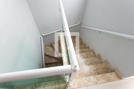 Casa à venda com 140m², 3 quartos e 2 vagas Casa à venda com 140m², 3 quartos e 2 vagasEscada