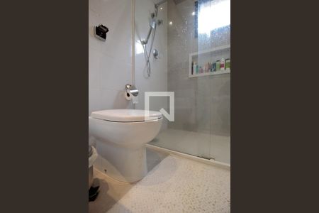 Casa à venda com 320m², 3 quartos e 4 vagas Casa à venda com 320m², 3 quartos e 4 vagasBanheiro da Suíte 1