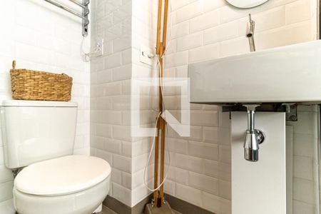 Banheiro de kitnet/studio para alugar com 1 quarto, 10m² em Vila Buarque, São Paulo