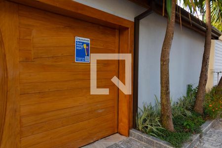 Casa à venda com 497m², 5 quartos e 3 vagas Casa à venda com 497m², 5 quartos e 3 vagasFachada