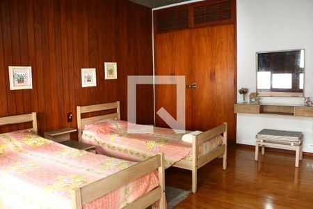 Casa à venda com 740m², 4 quartos e 2 vagasQuarto 2 - Armários