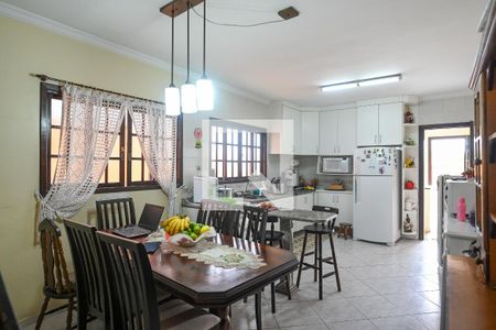 Casa à venda com 300m², 3 quartos e 4 vagas Casa à venda com 300m², 3 quartos e 4 vagasCozinha