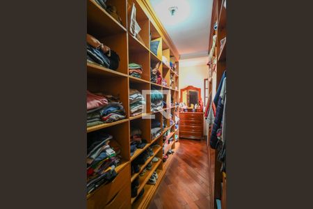 Casa à venda com 300m², 3 quartos e 4 vagas Casa à venda com 300m², 3 quartos e 4 vagasCloset Quarto 1