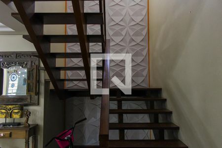 Casa à venda com 212m², 3 quartos e 2 vagas Casa à venda com 212m², 3 quartos e 2 vagasEscada