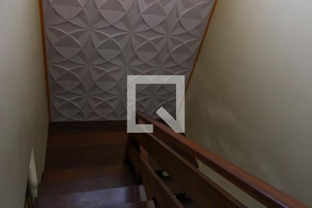 Casa à venda com 212m², 3 quartos e 2 vagas Casa à venda com 212m², 3 quartos e 2 vagasEscada