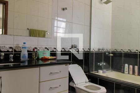 Casa à venda com 212m², 3 quartos e 2 vagas Casa à venda com 212m², 3 quartos e 2 vagasBanheiro da Suíte