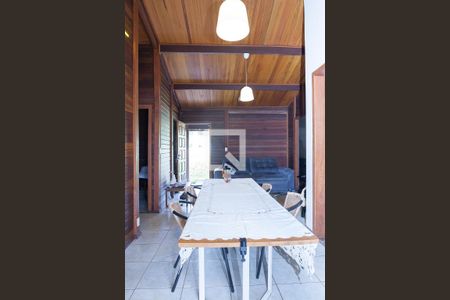 sala de casa de condomínio à venda com 2 quartos, 140m² em Balneário Água Limpa, Nova Lima