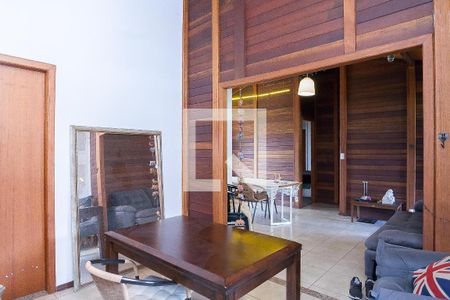 sala de casa de condomínio à venda com 2 quartos, 140m² em Balneário Água Limpa, Nova Lima