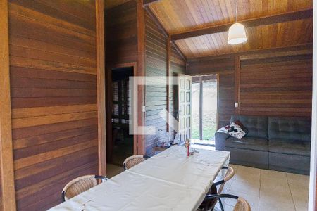 sala de casa de condomínio à venda com 2 quartos, 140m² em Balneário Água Limpa, Nova Lima