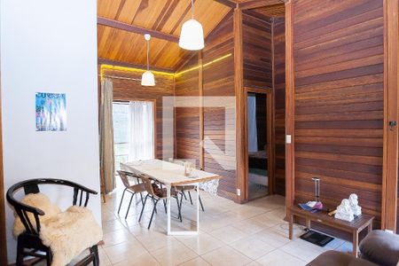 sala de casa de condomínio à venda com 2 quartos, 140m² em Balneário Água Limpa, Nova Lima