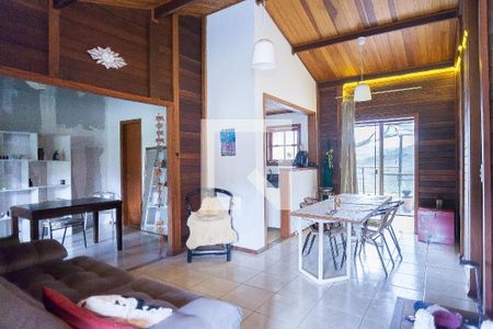 sala de casa de condomínio à venda com 2 quartos, 140m² em Balneário Água Limpa, Nova Lima