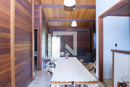 sala de casa de condomínio à venda com 2 quartos, 140m² em Balneário Água Limpa, Nova Lima