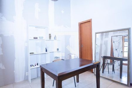 sala de casa de condomínio à venda com 2 quartos, 140m² em Balneário Água Limpa, Nova Lima