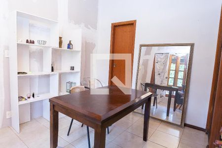 sala de casa de condomínio à venda com 2 quartos, 140m² em Balneário Água Limpa, Nova Lima
