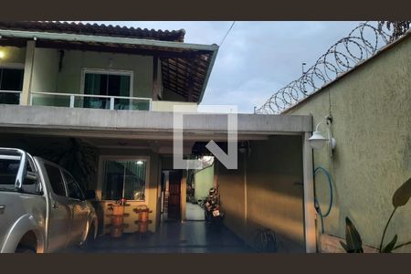 Casa à venda com 200m², 3 quartos e 3 vagas Casa à venda com 200m², 3 quartos e 3 vagasFachada