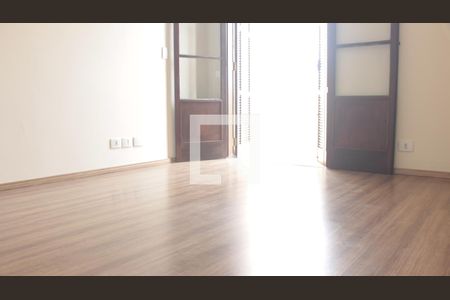 Casa à venda com 180m², 4 quartos e 2 vagasSuíte