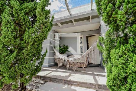 Casa à venda com 220m², 4 quartos e 2 vagas Casa à venda com 220m², 4 quartos e 2 vagasFrente