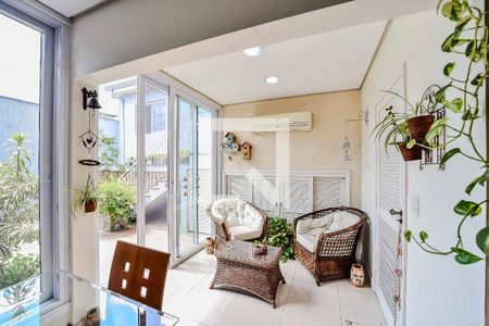 Casa à venda com 220m², 4 quartos e 2 vagas Casa à venda com 220m², 4 quartos e 2 vagasCozinha