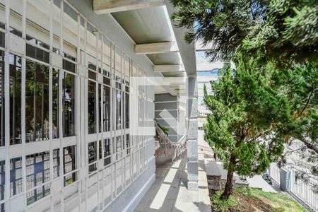 Casa à venda com 220m², 4 quartos e 2 vagas Casa à venda com 220m², 4 quartos e 2 vagasFrente