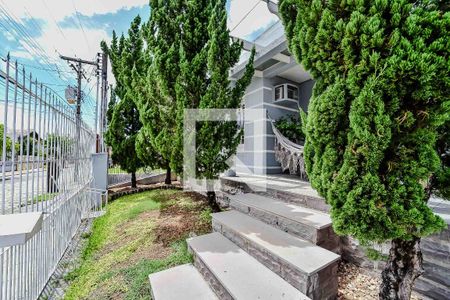 Casa à venda com 220m², 4 quartos e 2 vagas Casa à venda com 220m², 4 quartos e 2 vagasFrente