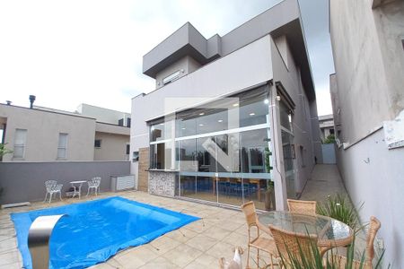 Casa de condomínio à venda com 260m², 3 quartos e 4 vagas Casa de condomínio à venda com 260m², 3 quartos e 4 vagasÁrea externa - Piscina