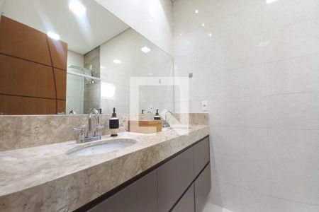 Casa de condomínio à venda com 260m², 3 quartos e 4 vagas Casa de condomínio à venda com 260m², 3 quartos e 4 vagasBanheiro da Suíte 1