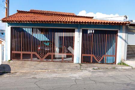 Casa à venda com 320m², 3 quartos e 3 vagas Casa à venda com 320m², 3 quartos e 3 vagasFachada