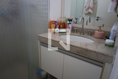Apartamento à venda com 104m², 2 quartos e 2 vagasBanheiro do corredor