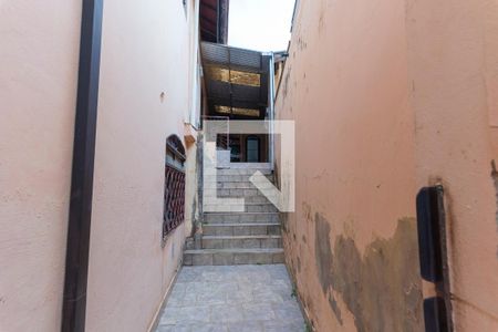 Casa para alugar com 251m², 3 quartos e 3 vagas Casa para alugar com 251m², 3 quartos e 3 vagasEscada