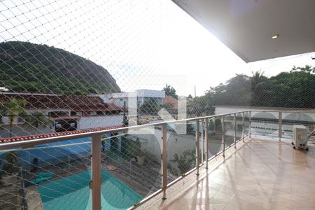 Casa de condomínio à venda com 180m², 5 quartos e NaN vagas Casa de condomínio à venda com 180m², 5 quartos e NaN vagasVaranda do quarto 2 / Suíte