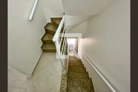 Casa de condomínio à venda com 85m², 2 quartos e 1 vaga Casa de condomínio à venda com 85m², 2 quartos e 1 vagaEscada