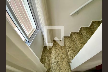 Casa de condomínio à venda com 85m², 2 quartos e 1 vaga Casa de condomínio à venda com 85m², 2 quartos e 1 vaga Escada