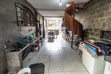 Casa à venda com 437m², 5 quartos e 2 vagasÁrea de serviço e churrasqueira