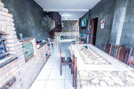 Casa à venda com 437m², 5 quartos e 2 vagasÁrea de serviço e churrasqueira