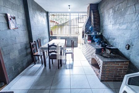 Casa à venda com 437m², 5 quartos e 2 vagasÁrea de serviço e churrasqueira