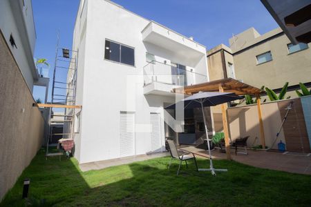 Casa para alugar com 254m², 4 quartos e 2 vagas Casa para alugar com 254m², 4 quartos e 2 vagasQuintal