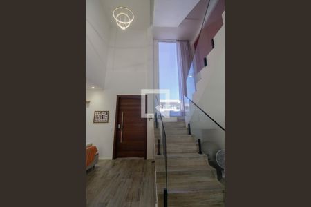 Casa para alugar com 254m², 4 quartos e 2 vagas Casa para alugar com 254m², 4 quartos e 2 vagasEscada